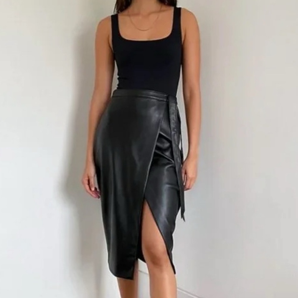 ARITZIA - Babaton Pelli Skirt - black vegan leather with tie detail